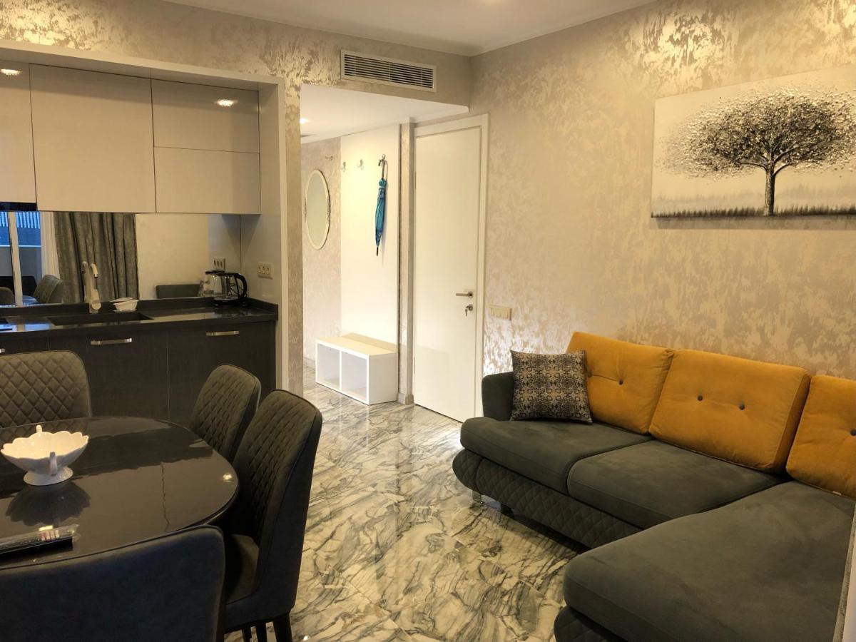 Black Sea VI Dari Apartments バトゥーミ エクステリア 写真