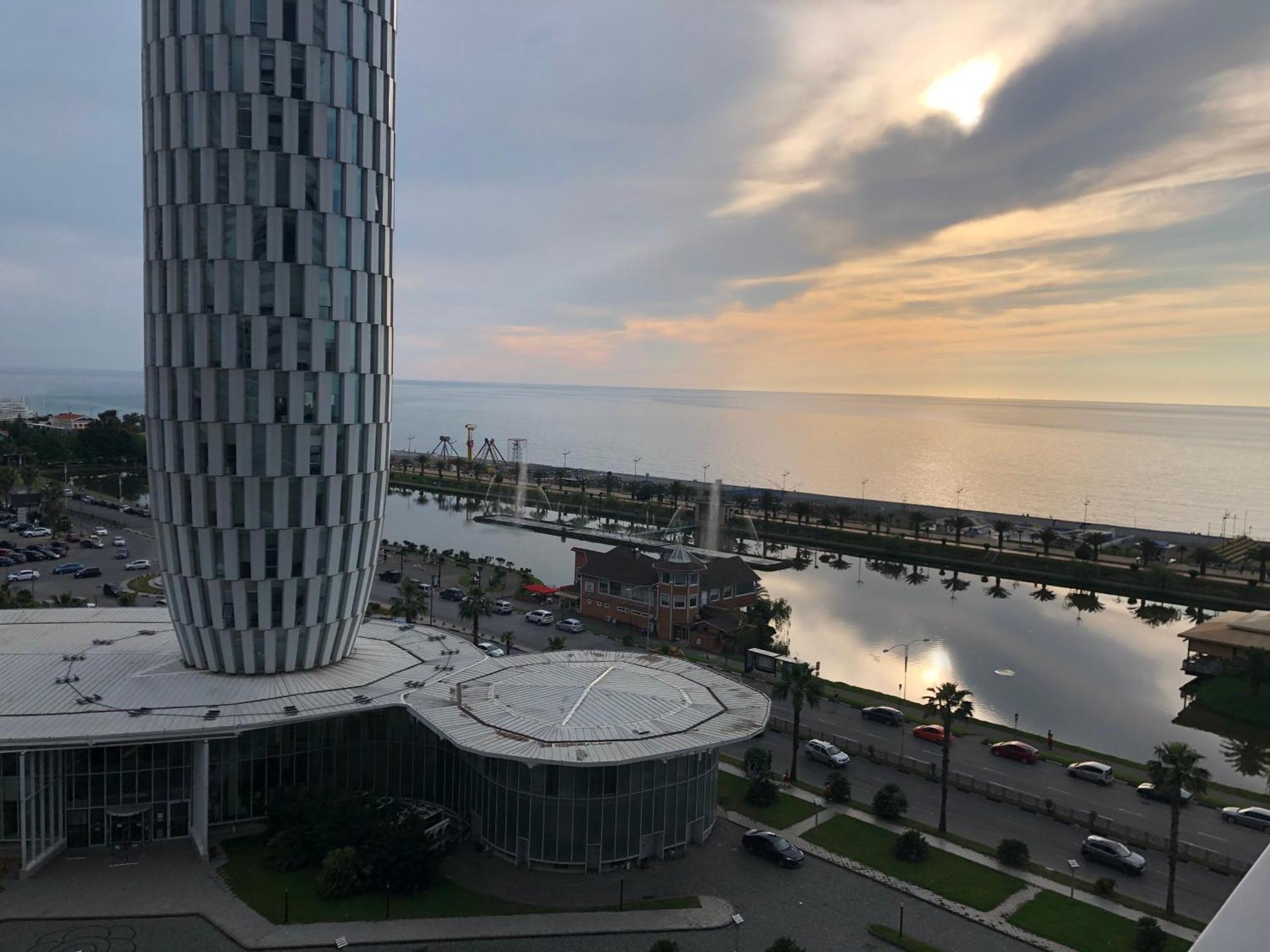 Black Sea VI Dari Apartments バトゥーミ エクステリア 写真